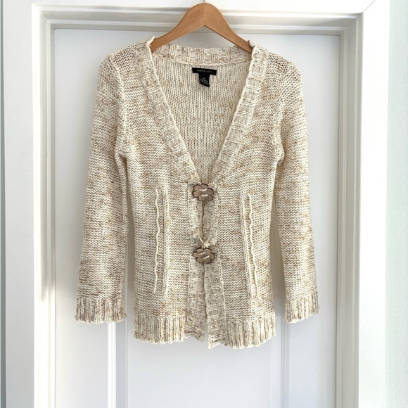 BCBG Open Knit Cardigan Wooden Flower Closure Y2K Size M - Picture 1 of 5